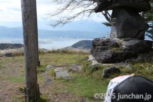 霧ヶ峰 薙鎌神社 社の向こうに諏訪湖が見える