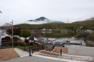 白樺湖 ボート乗り場 遠くに見えるのは蓼科山
