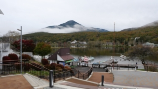 白樺湖 ボート乗り場 遠くに見えるのは蓼科山