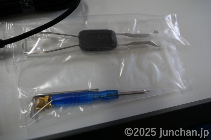 Keychron V3 Max 内容物 キーを外す治具とドライバー