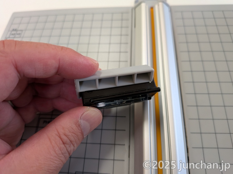 LIHIT LAB. M-40 コンパクトスライドカッター スライダーをカートリッジにセットする