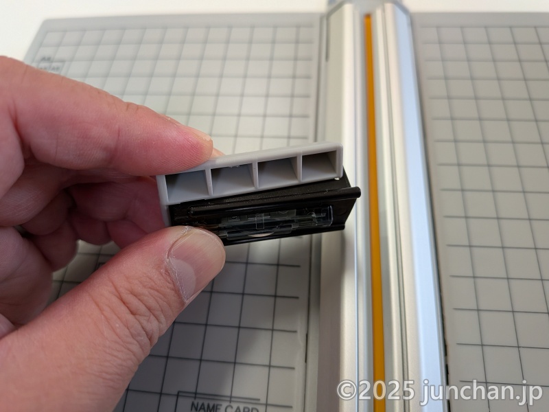 LIHIT LAB. M-40 コンパクトスライドカッター スライダーを押し込むとカッターが出てくる