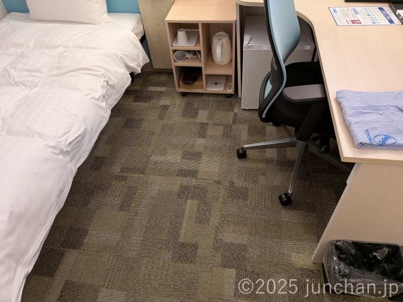 東横INN大宮駅東口 ワイドスペースシングル デスクとベッドの間