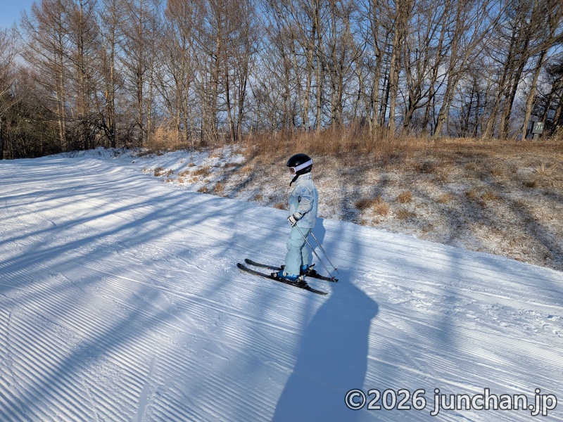佐久スキーガーデン パラダ レガートコースを滑走する長女