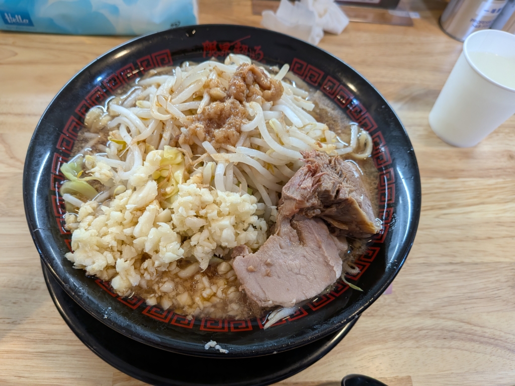 フルサット G系ラーメン 限界を超えろ上越 ラーメン豚2枚300gニンニクマシ油少なめ