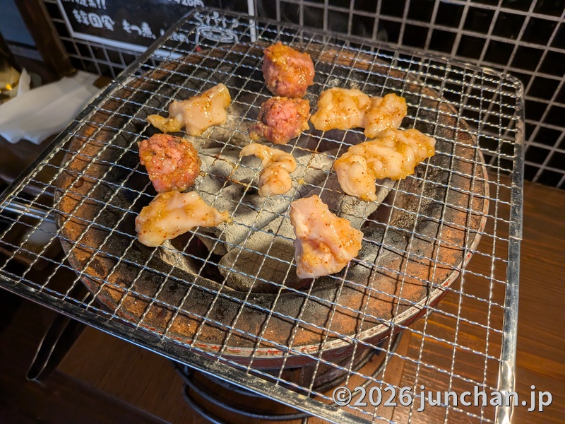 銀座ホルモンヌ 佐久市 牛ホルモン3種盛り 七輪で焼く