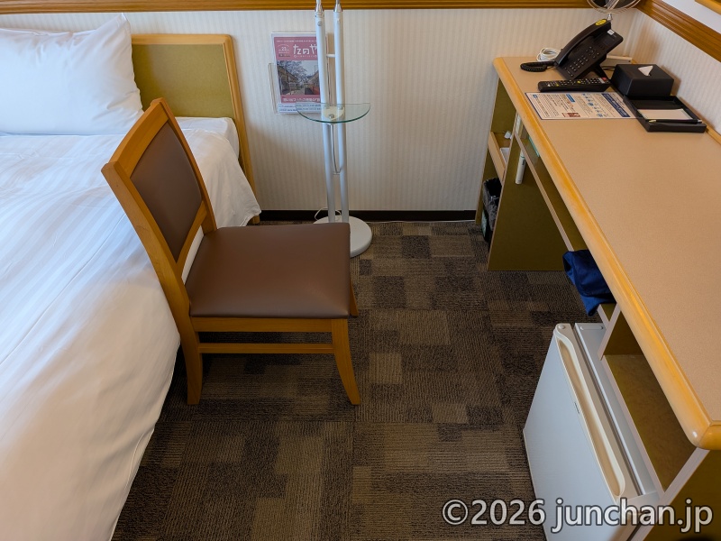 東横INN富士山三島駅 シングルルーム デスクとベッドの間