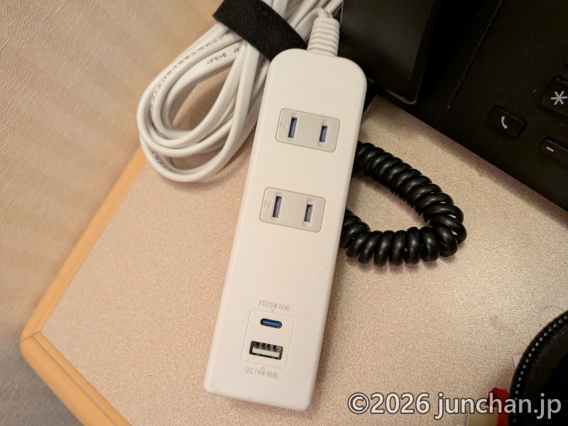 東横INN富士山三島駅 シングル 備え付けのOAタップ USB付き