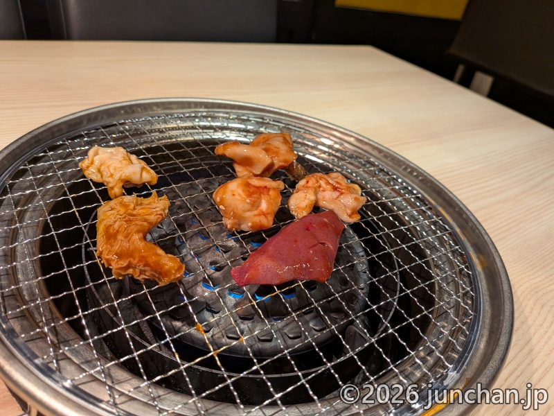 伊藤課長 長野駅前店 豚&牛ミックスホルモン 七輪で焼く