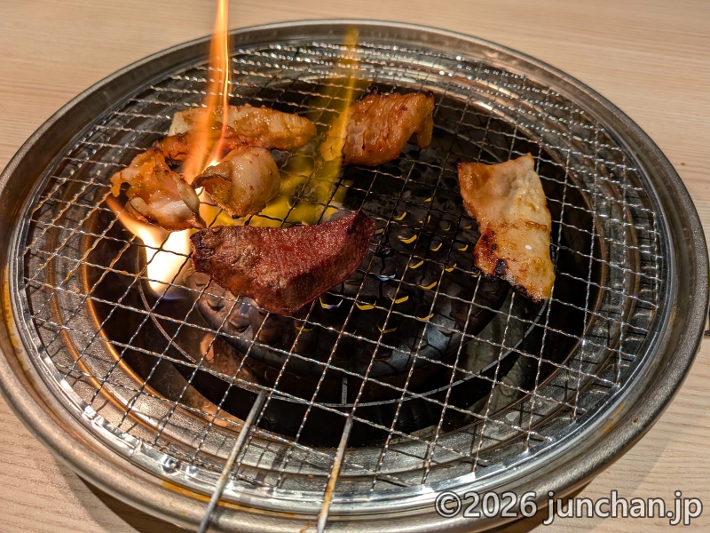 伊藤課長 長野駅前店 豚&牛ミックスホルモン 七輪で焼く